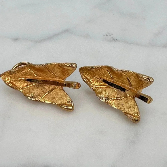Vintage BSK Leaf Clip Back Earrings Signed Diamond Cut  Gold-tone Estate - Picture 6 of 8